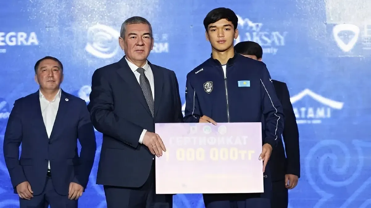 Награждение в Таразе Бибарыса Аширбаева за серебряную медаль чемпионата мира U19.