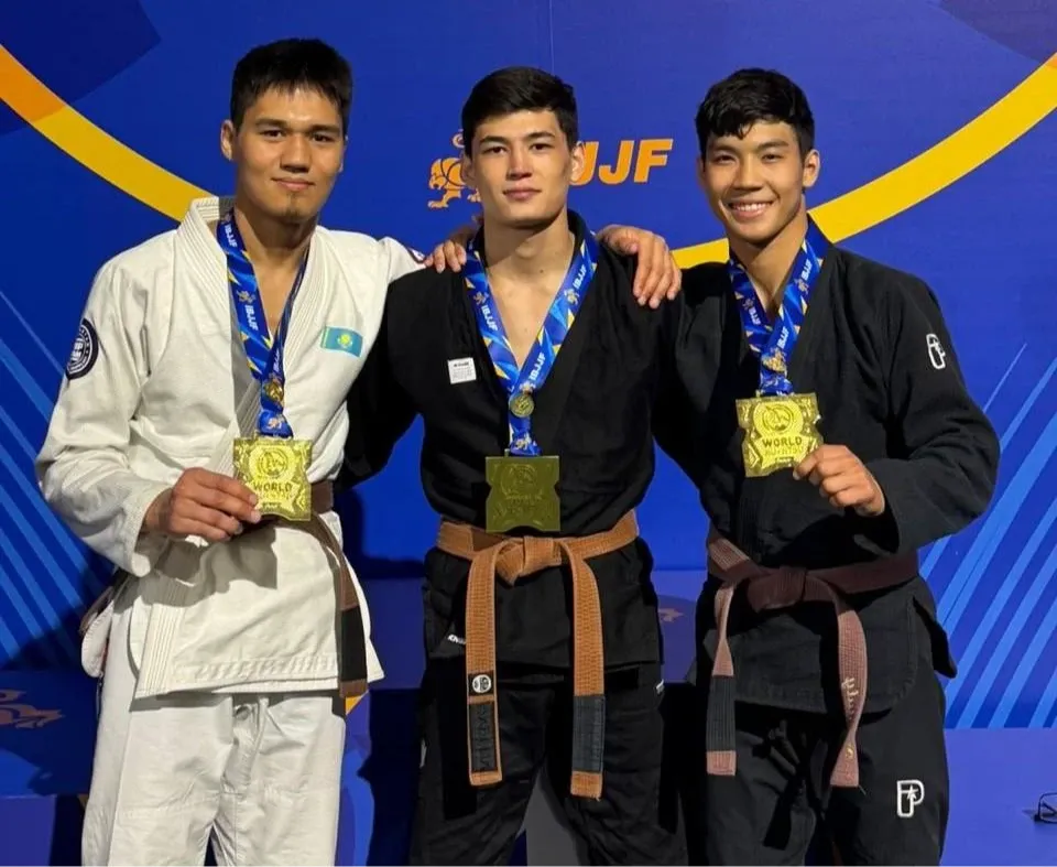 Болатбек с золотой медалью после чемпионата мира IBJJF в Лонг-Бич в мае 2026 года.