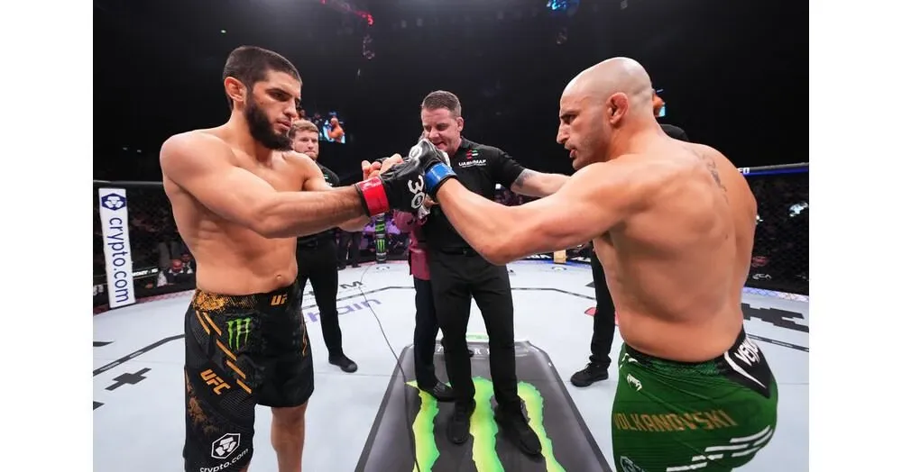 Ислам Махачев после победы над Александром Волкановски на UFC 294, 21 октября 2023 года.