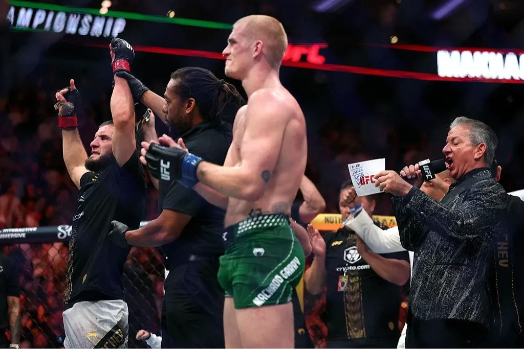 Ислам Махачев после победы над Иэном Мачадо Гэрри на UFC 330, 15 августа 2026 года.