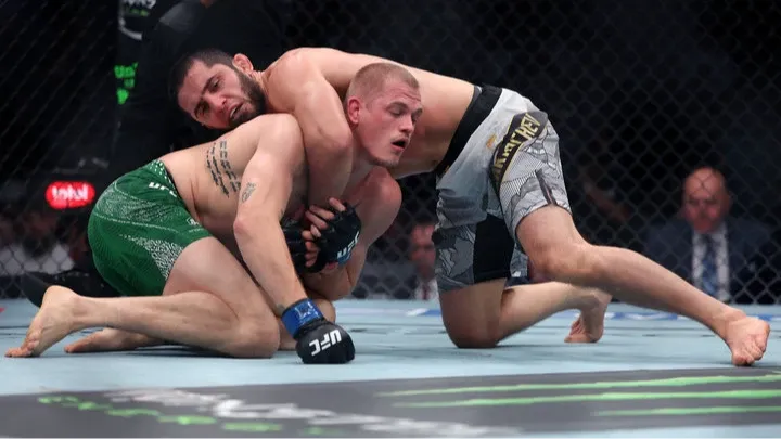 Махачев на UFC 330, где единогласным решением судей победил Гэрри