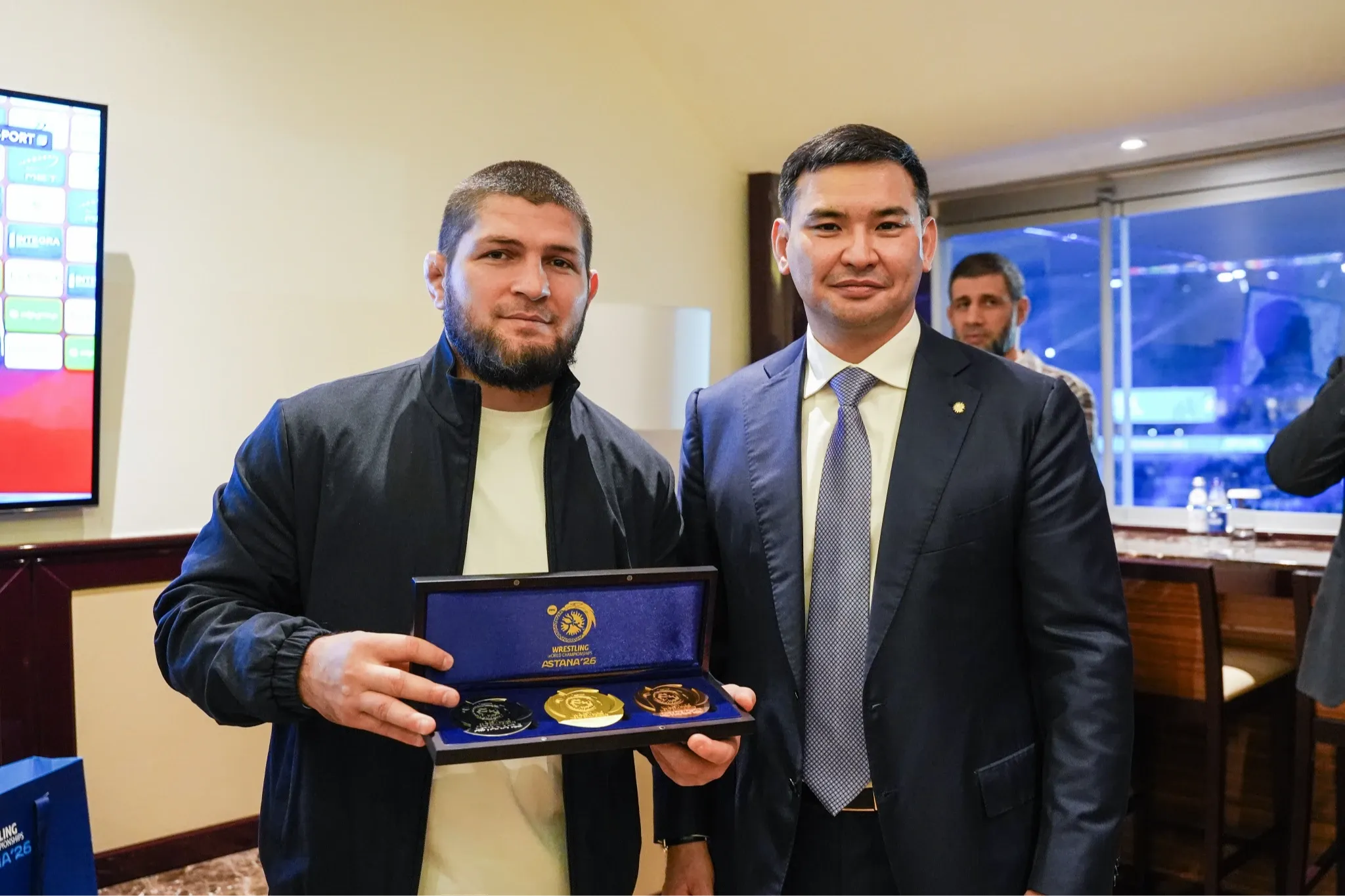 Хабибу вручили памятный подарок